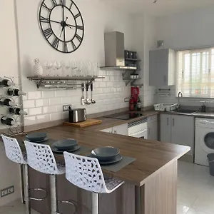https://tres-hermanos-recently-refurbished-2-bedroom-apartment.es-andalucia.com